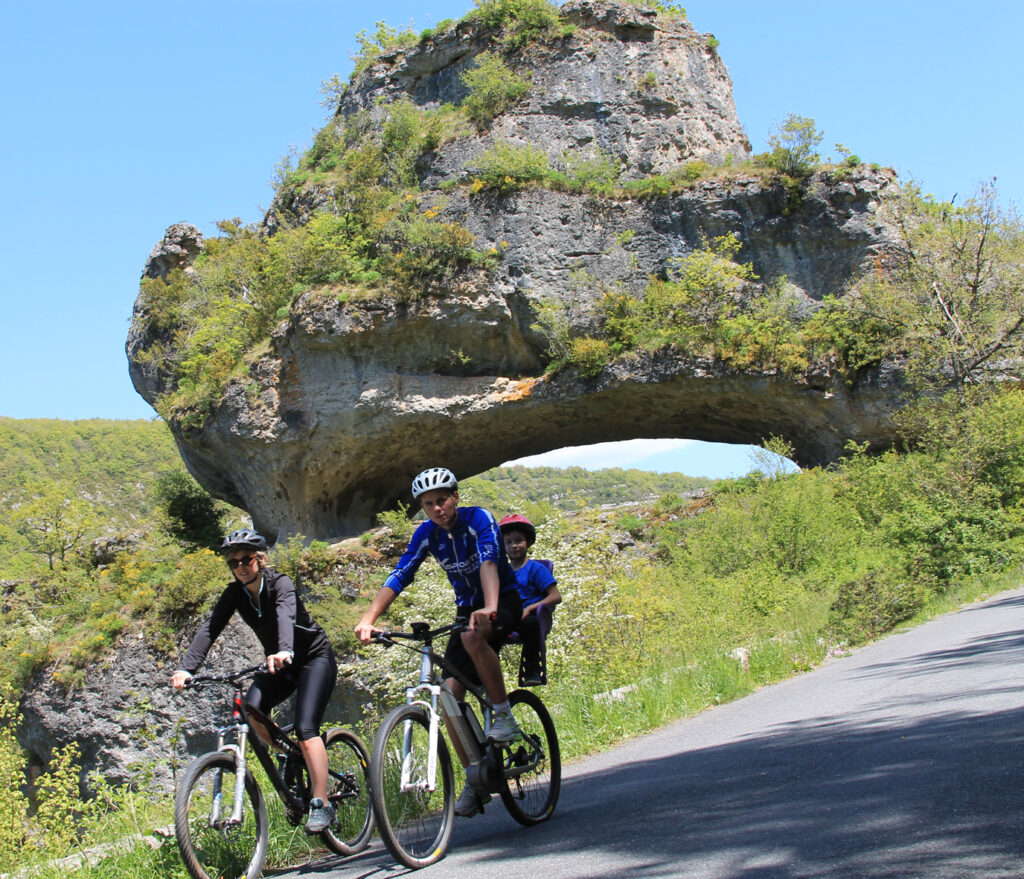 Vélo en famille au Sabot de Malpeyre Balade vélo en famille au Sabot de Malpeyre en descendant du Causse de Sauveterre vers le village de La Canourgue