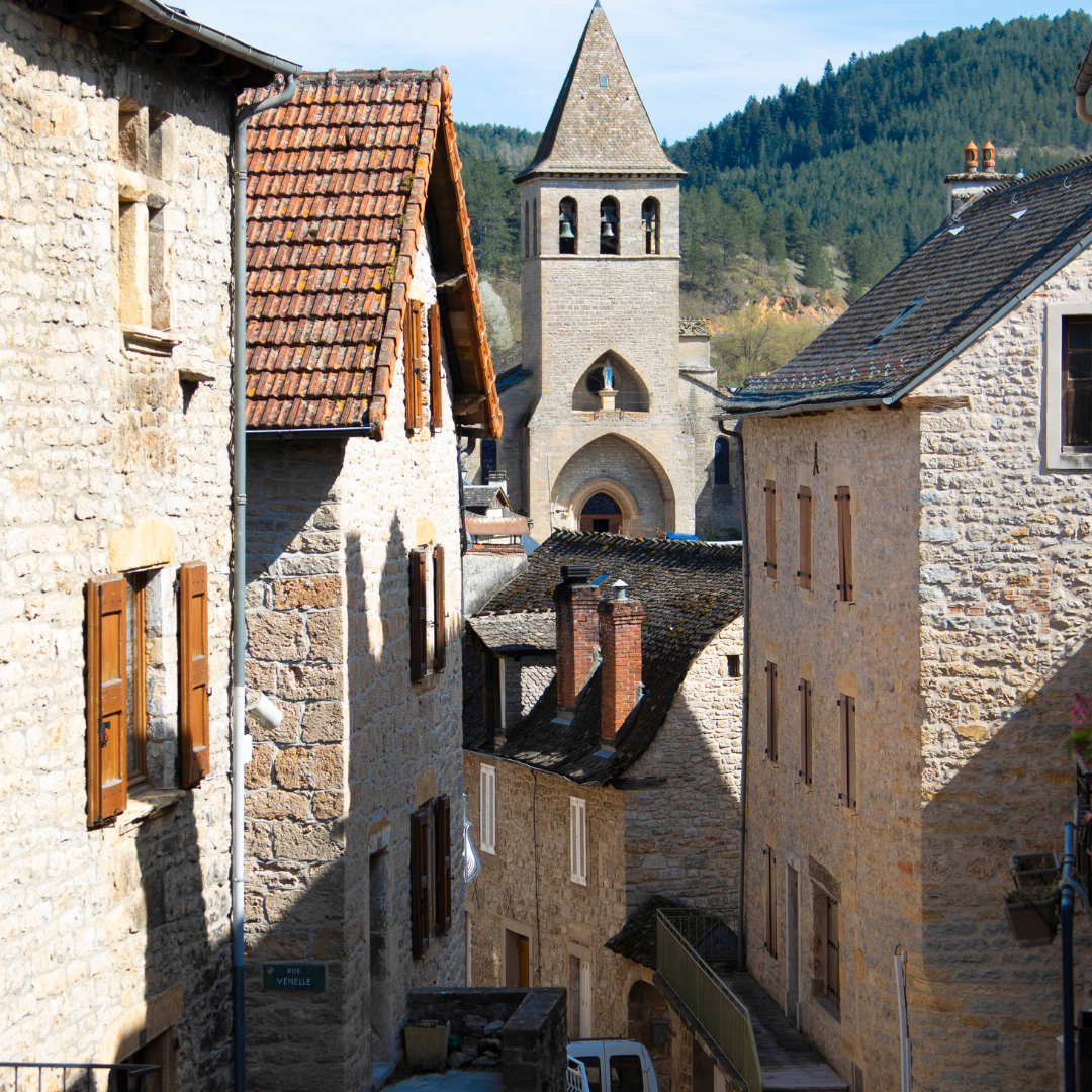Point de vue sur les ruelles et l'église de Chanac dans la Vallée du Lot